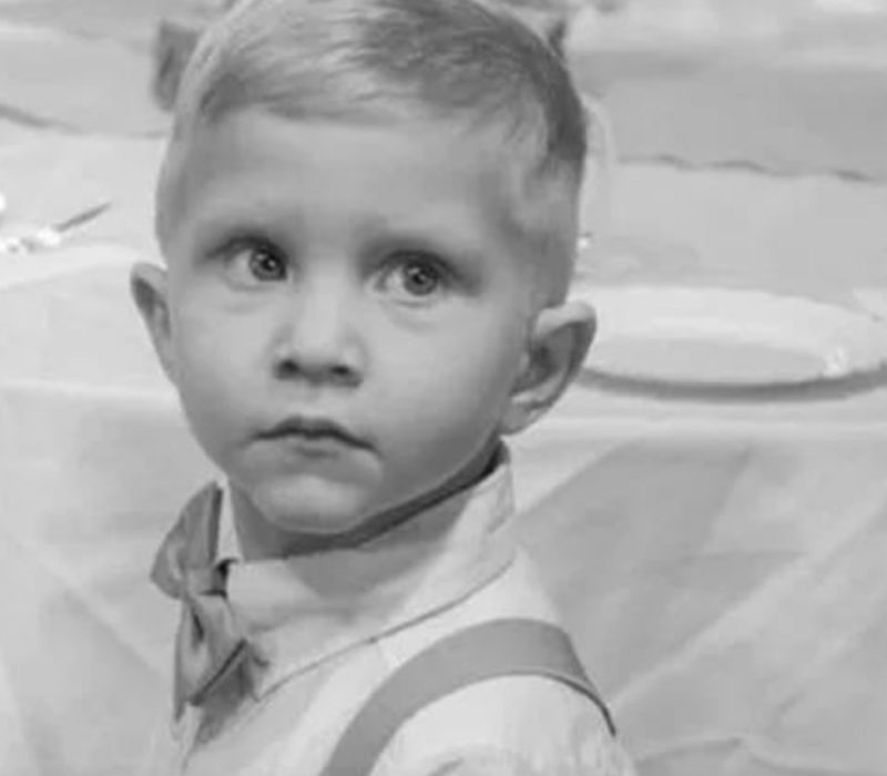 Préparez-vous à verser des larmes en voyant les vœux de mariage réconfortants de cet homme à son fils nouvellement adopté