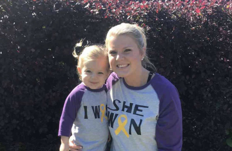 Une fillette de 3 ans célèbre une année sans cancer sur des photos réconfortantes. C'est vraiment touchant