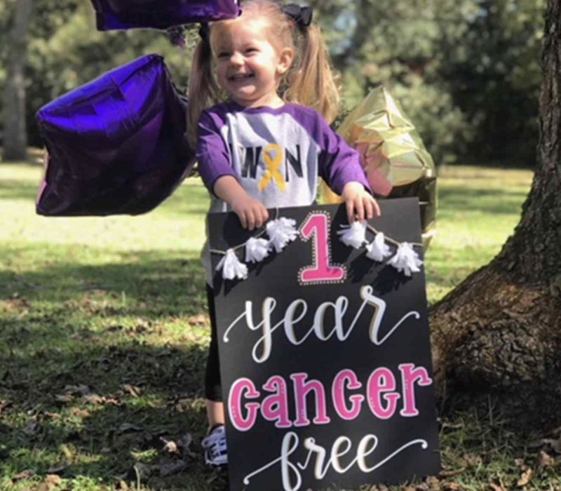 Une fillette de 3 ans célèbre une année sans cancer sur des photos réconfortantes. C'est vraiment touchant
