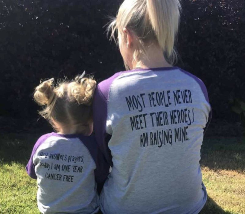 Une fillette de 3 ans célèbre une année sans cancer sur des photos réconfortantes. C'est vraiment touchant