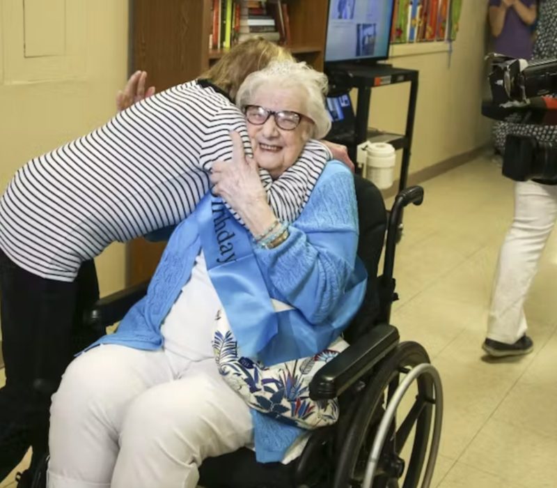 Découvrez l'histoire touchante d'une femme âgée qui, à l'âge de 98 ans, a finalement rencontré ses proches biologiques après avoir découvert qu'elle avait été adoptée