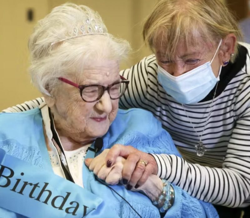 Découvrez l'histoire touchante d'une femme âgée qui, à l'âge de 98 ans, a finalement rencontré ses proches biologiques après avoir découvert qu'elle avait été adoptée
