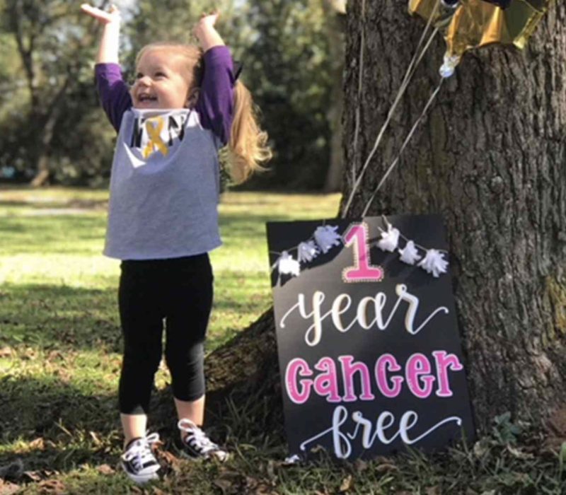 Une fillette de 3 ans célèbre une année sans cancer sur des photos réconfortantes. C'est vraiment touchant