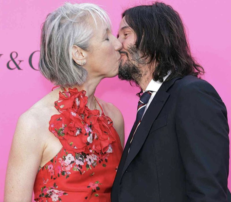 Bisou romantique. Sur le tapis rouge du Gala MOCA 2023, Keanu Reeves et sa petite amie Alexandra Grant se sont embrassés passionnément