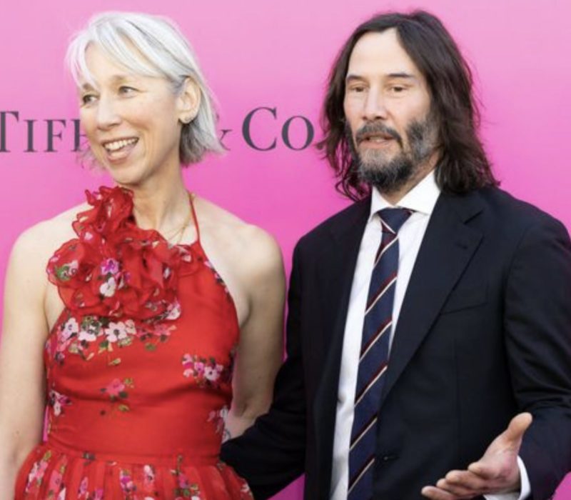 Bisou romantique. Sur le tapis rouge du Gala MOCA 2023, Keanu Reeves et sa petite amie Alexandra Grant se sont embrassés passionnément