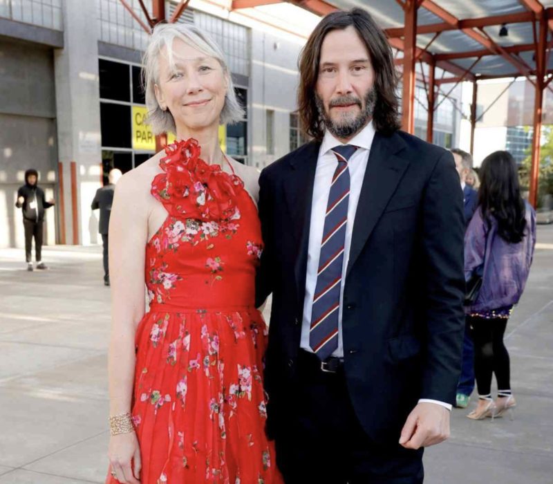 Bisou romantique. Sur le tapis rouge du Gala MOCA 2023, Keanu Reeves et sa petite amie Alexandra Grant se sont embrassés passionnément