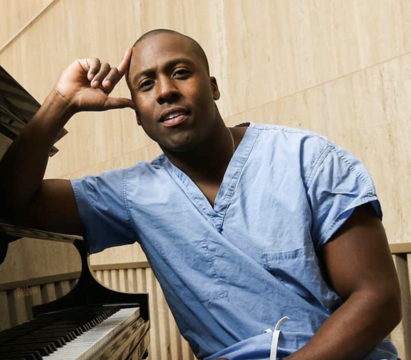 Voici le pouvoir de guérison de la musique alors que les médecins sérénadent les patients hospitalisés avec les mélodies apaisantes