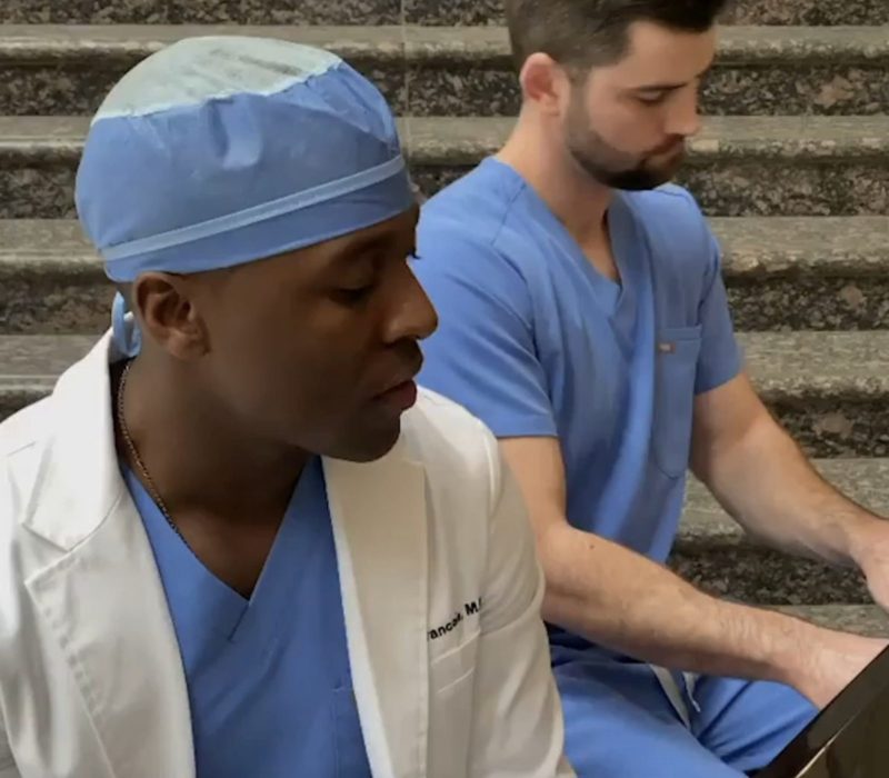 Voici le pouvoir de guérison de la musique alors que les médecins sérénadent les patients hospitalisés avec les mélodies apaisantes