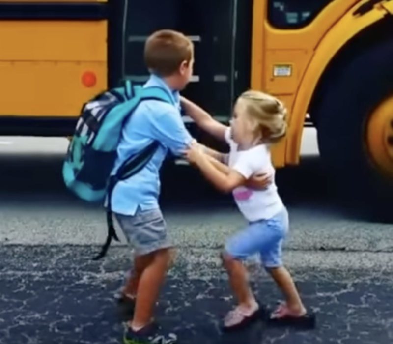 Une petite fille accueille son frère aîné avec la plus adorable routine de bienvenue à la maison tous les jours.