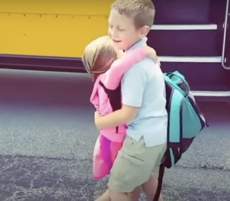 Une petite fille accueille son frère aîné avec la plus adorable routine de bienvenue à la maison tous les jours.