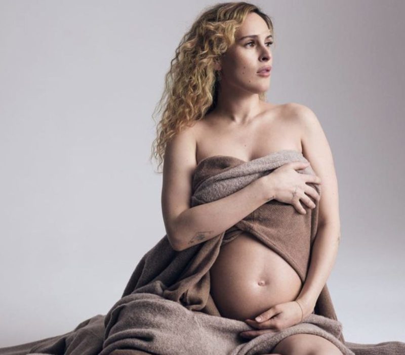 Rumer Willis partage des photos intimes de son accouchement à la maison, avec sa mère à ses côtés à chaque étape du chemin