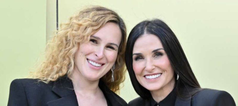 Rumer Willis partage des photos intimes de son accouchement à la maison, avec sa mère à ses côtés à chaque étape du chemin