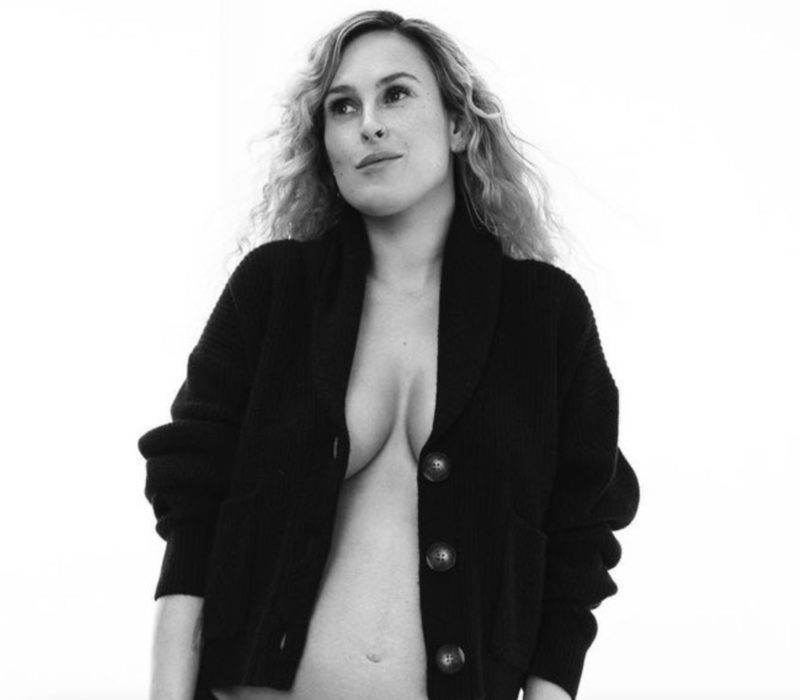 Rumer Willis partage des photos intimes de son accouchement à la maison, avec sa mère à ses côtés à chaque étape du chemin