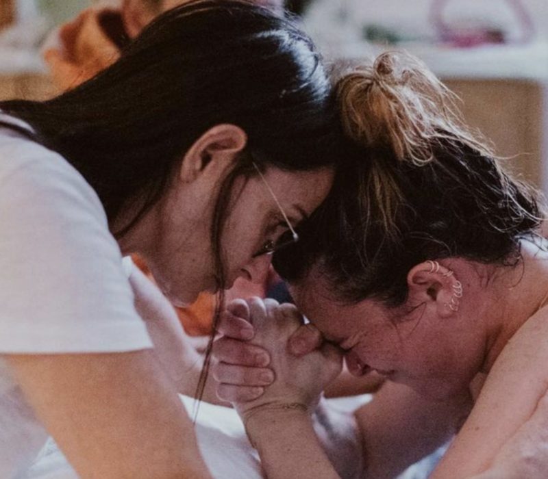 Rumer Willis partage des photos intimes de son accouchement à la maison, avec sa mère à ses côtés à chaque étape du chemin
