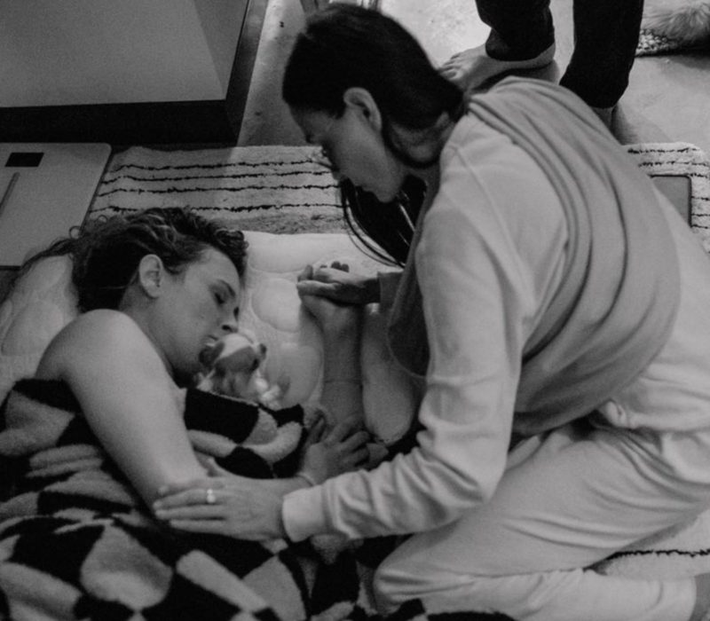 Rumer Willis partage des photos intimes de son accouchement à la maison, avec sa mère à ses côtés à chaque étape du chemin