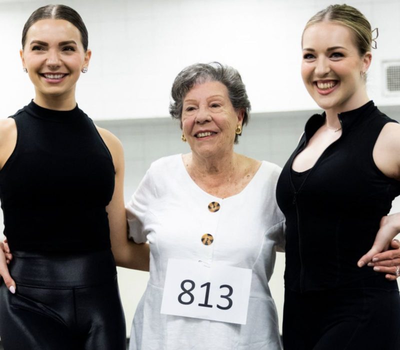 Une femme de 92 ans réalise le rêve de sa vie en auditionnant pour les Rockettes après avoir été absente il y a des décennies.