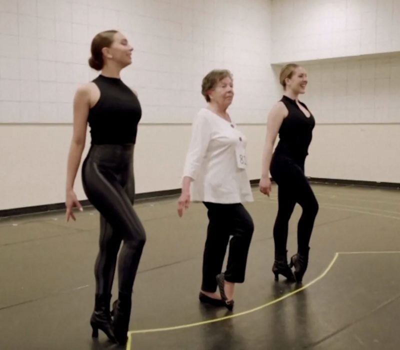 Une femme de 92 ans réalise le rêve de sa vie en auditionnant pour les Rockettes après avoir été absente il y a des décennies.