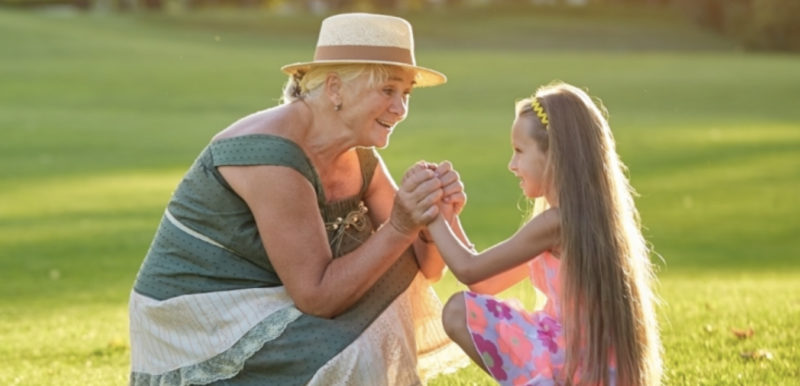 Selon une nouvelle étude, les grands-parents qui s'occupent régulièrement de leurs petits-enfants pourraient vraiment vivre plus longtemps