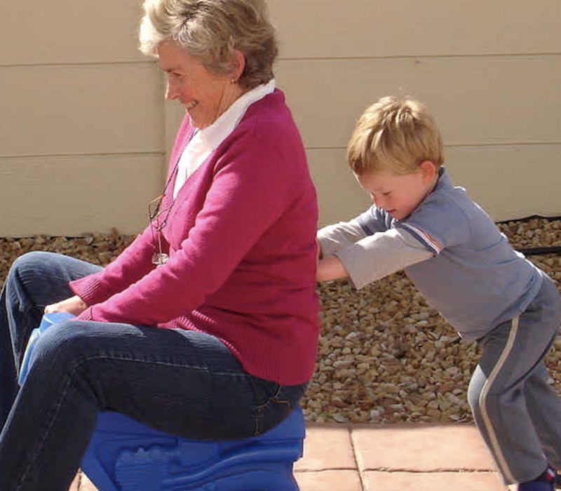 Selon une nouvelle étude, les grands-parents qui s'occupent régulièrement de leurs petits-enfants pourraient vraiment vivre plus longtemps
