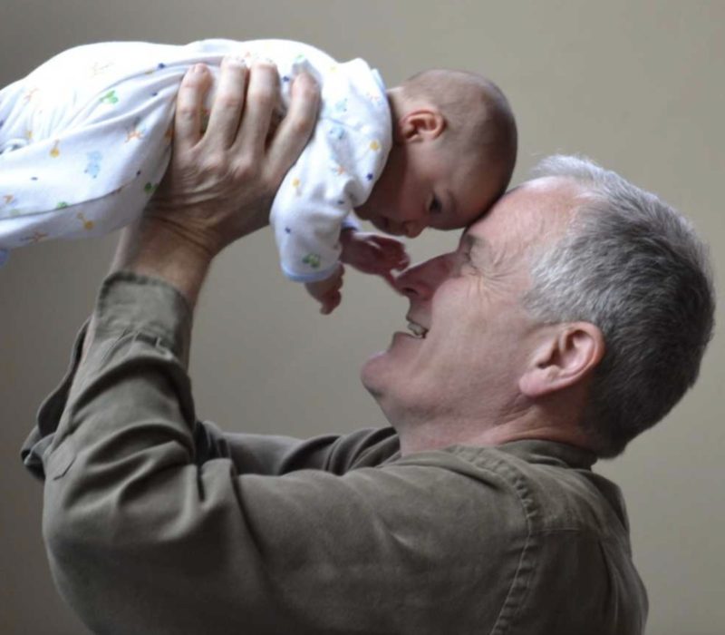Selon une nouvelle étude, les grands-parents qui s'occupent régulièrement de leurs petits-enfants pourraient vraiment vivre plus longtemps