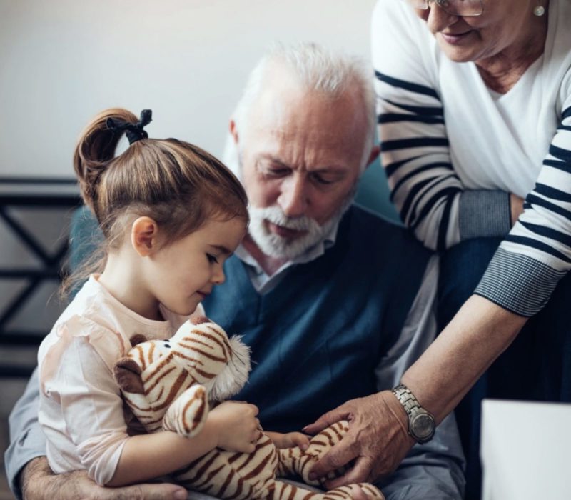 Selon une nouvelle étude, les grands-parents qui s'occupent régulièrement de leurs petits-enfants pourraient vraiment vivre plus longtemps