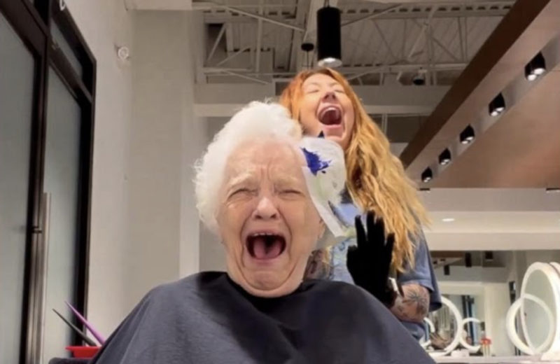 Grand-mère n'arrête pas de rire alors que sa petite-fille transforme ses cheveux avec une coloration arc-en-ciel. Le résultat est fantastique