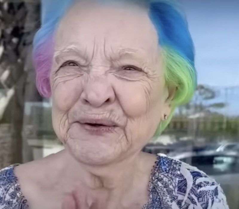 Grand-mère n'arrête pas de rire alors que sa petite-fille transforme ses cheveux avec une coloration arc-en-ciel. Le résultat est fantastique