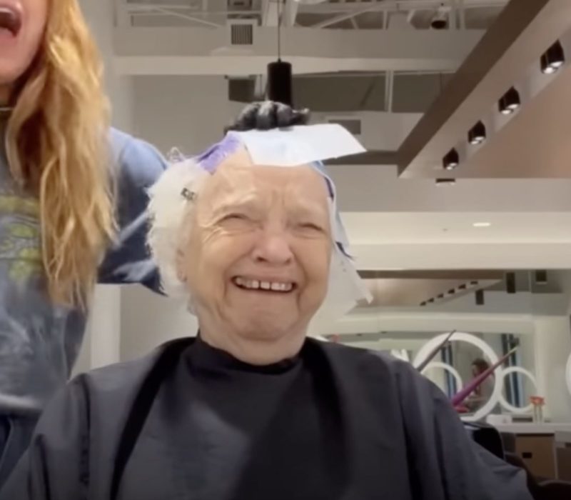Grand-mère n'arrête pas de rire alors que sa petite-fille transforme ses cheveux avec une coloration arc-en-ciel. Le résultat est fantastique