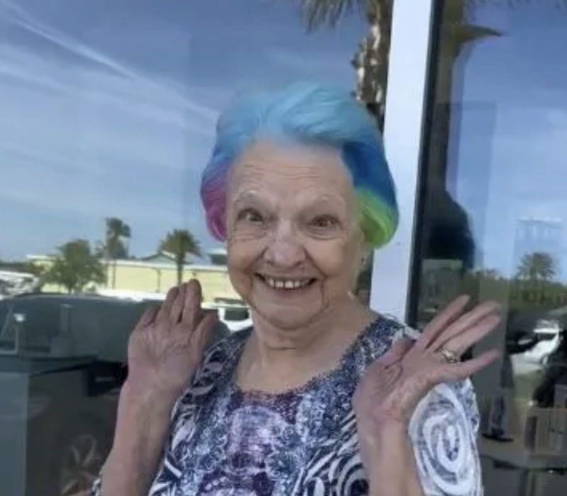 Grand-mère n'arrête pas de rire alors que sa petite-fille transforme ses cheveux avec une coloration arc-en-ciel. Le résultat est fantastique