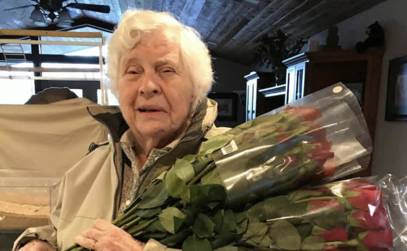 Cette grand-mère reçoit un magnifique bouquet de roses. Suivez son voyage alors qu'elle tente de percer le mystère de l'expéditeur