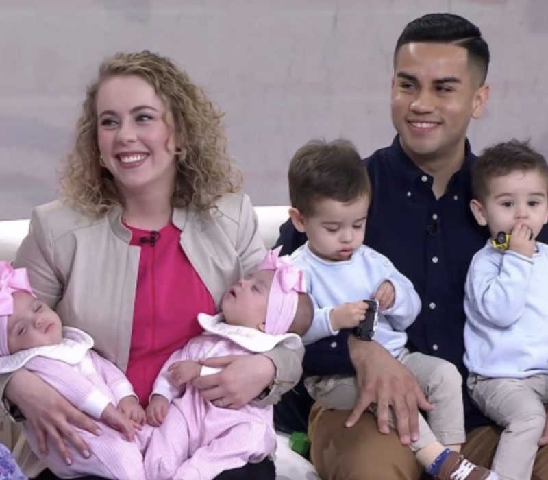 La naissance de jumeaux identiques est célébrée par leurs parents 13 mois plus tard par l'arrivée de jumelles identiques
