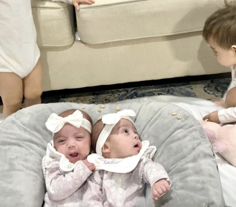 La naissance de jumeaux identiques est célébrée par leurs parents 13 mois plus tard par l'arrivée de jumelles identiques