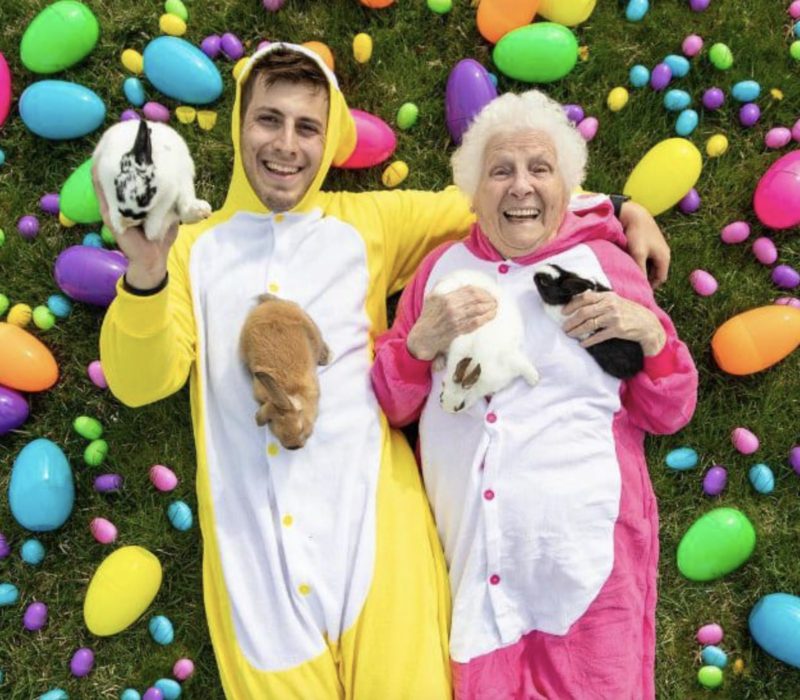 C'est incroyable de voir comment cette grand-mère de 95 ans et son petit-fils aiment se déguiser ensemble ! C'est merveilleux d'être témoin de leur lien et de la joie qu'ils apportent l'un à l'autre