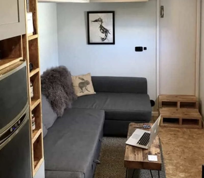 Découvrez l'histoire inspirante d'un couple qui a transformé son rêve en réalité en achetant un vieux camion à pain et en le transformant en sa propre maison de rêve