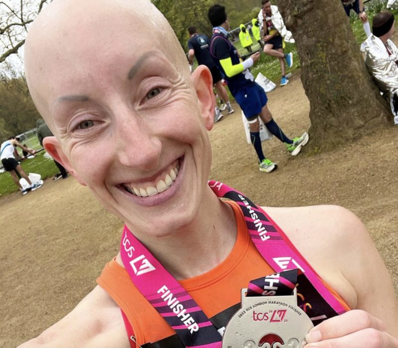 Une femme qui a couru le marathon de Londres malgré son alopécie a répondu à un troll des réseaux sociaux qui a déclaré qu'elle ressemblait à un "homme malade et laid"