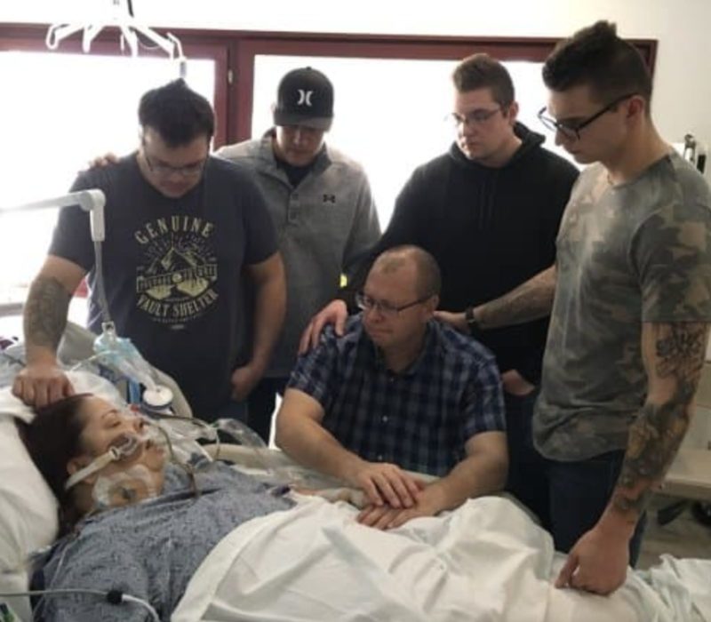 Découvrez l'hommage émouvant d'un homme qui tatoue de manière poignante les derniers battements de cœur de sa mère sur son bras