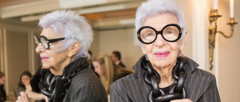 L'incroyable Iris Apfel défie les idées reçues selon lesquelles l'âge est un facteur limitant, puisqu'elle a signé un contrat de mannequinat à 97 ans