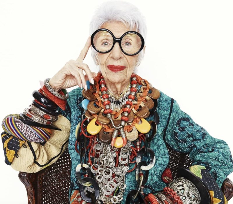 L'incroyable Iris Apfel défie les idées reçues selon lesquelles l'âge est un facteur limitant, puisqu'elle a signé un contrat de mannequinat à 97 ans
