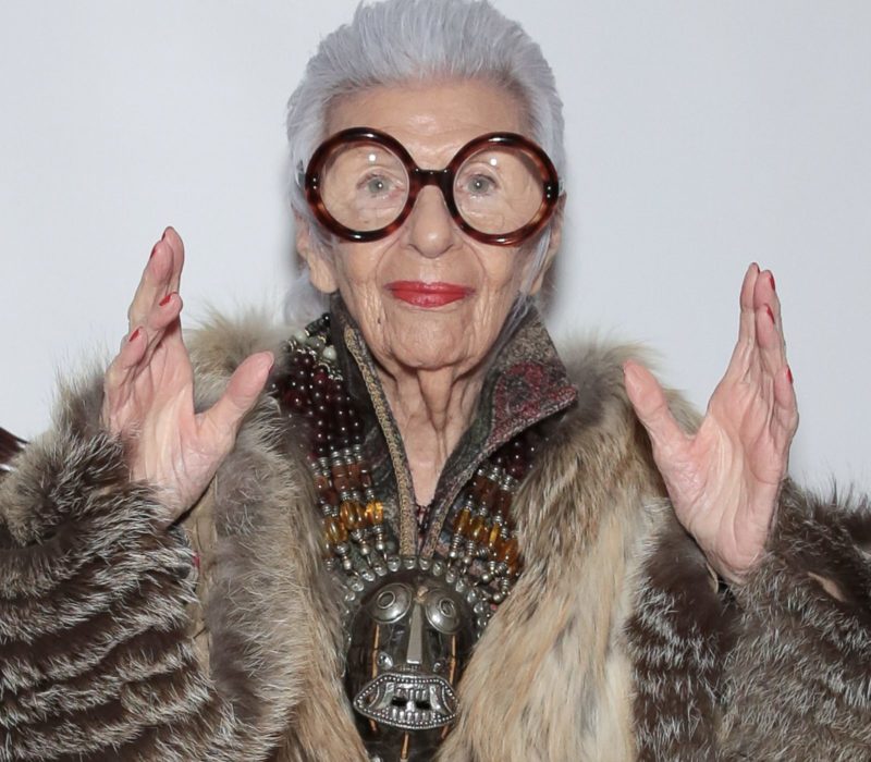 L'incroyable Iris Apfel défie les idées reçues selon lesquelles l'âge est un facteur limitant, puisqu'elle a signé un contrat de mannequinat à 97 ans