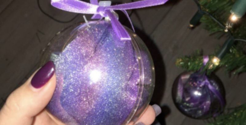 Elle pensait avoir acheté d'adorables ornements violets, mais ce qu'elle a trouvé à l'intérieur était vraiment choquant