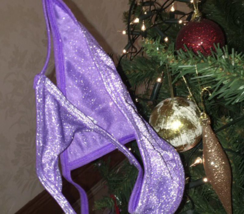 Elle pensait avoir acheté d'adorables ornements violets, mais ce qu'elle a trouvé à l'intérieur était vraiment choquant