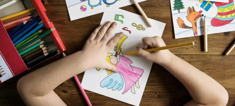 Elle inspire une jeune fille avec ses œuvres d'art et, 11 ans plus tard, reçoit une note réconfortante