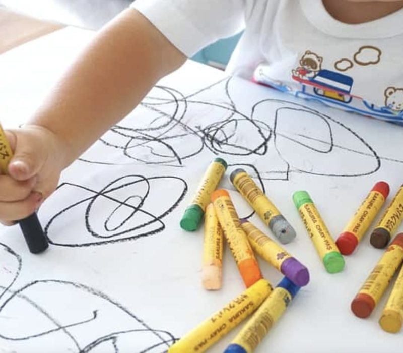 Elle inspire une jeune fille avec ses œuvres d'art et, 11 ans plus tard, reçoit une note réconfortante