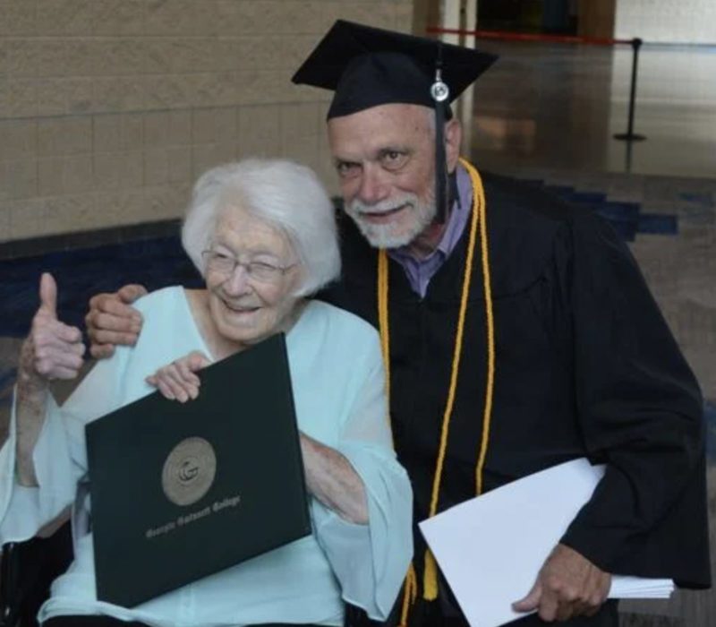 Un grand-père vif de 72 ans obtient son diplôme universitaire avec brio, et pour couronner le tout, sa mère de 98 ans était là pour tout voir