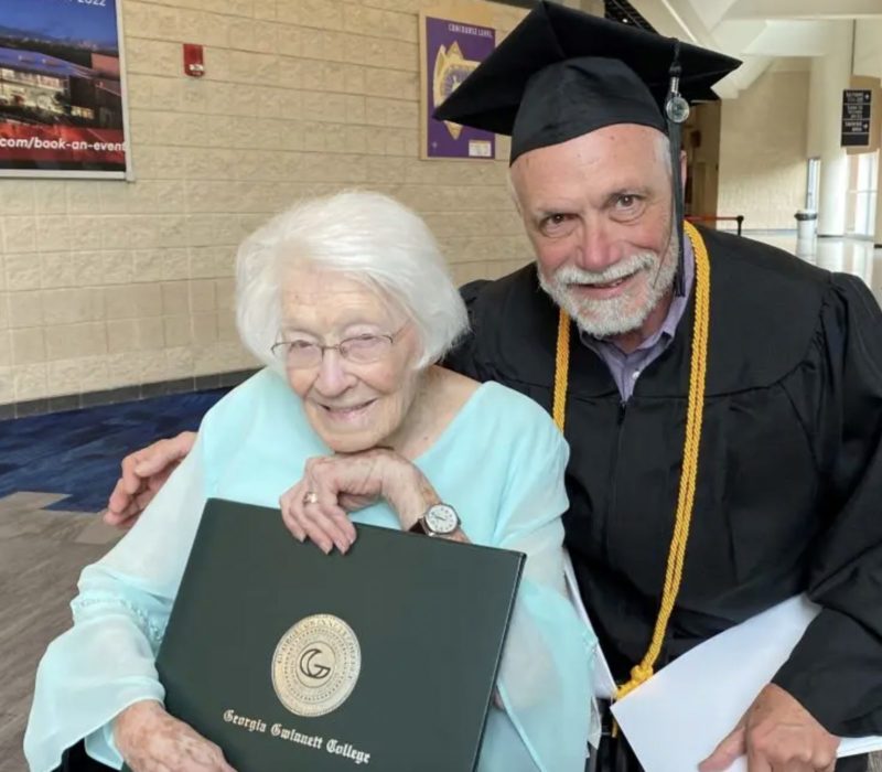 Un grand-père vif de 72 ans obtient son diplôme universitaire avec brio, et pour couronner le tout, sa mère de 98 ans était là pour tout voir