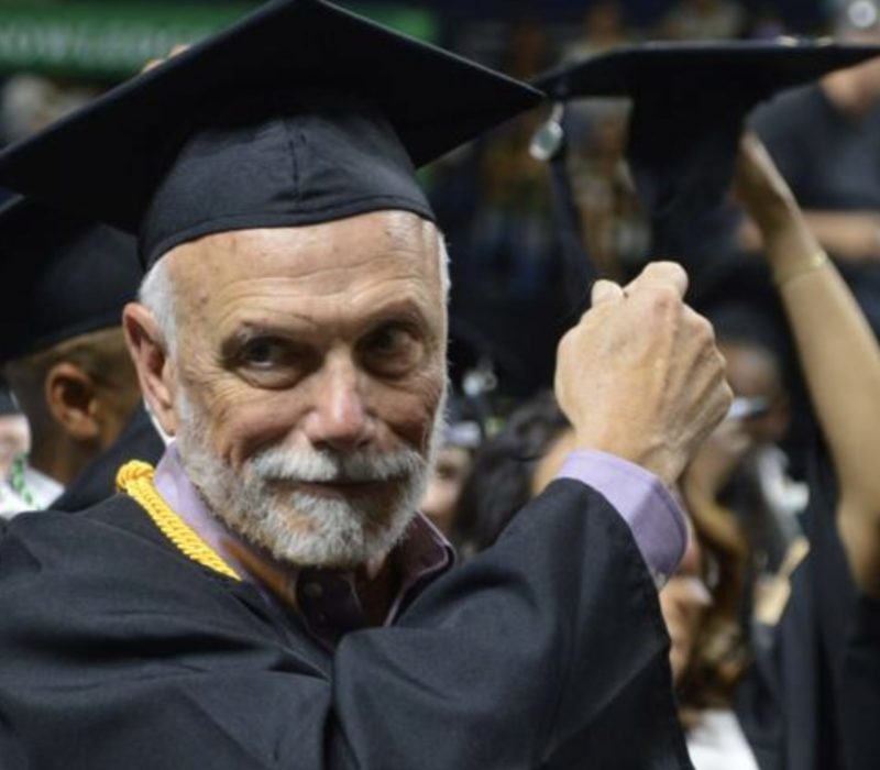Un grand-père vif de 72 ans obtient son diplôme universitaire avec brio, et pour couronner le tout, sa mère de 98 ans était là pour tout voir