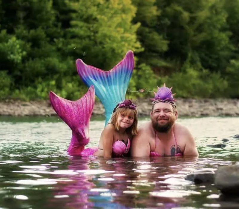 Vivez les moments hilarants capturés lors d'une séance photo de sirène d'un père pour l'anniversaire de sa fille