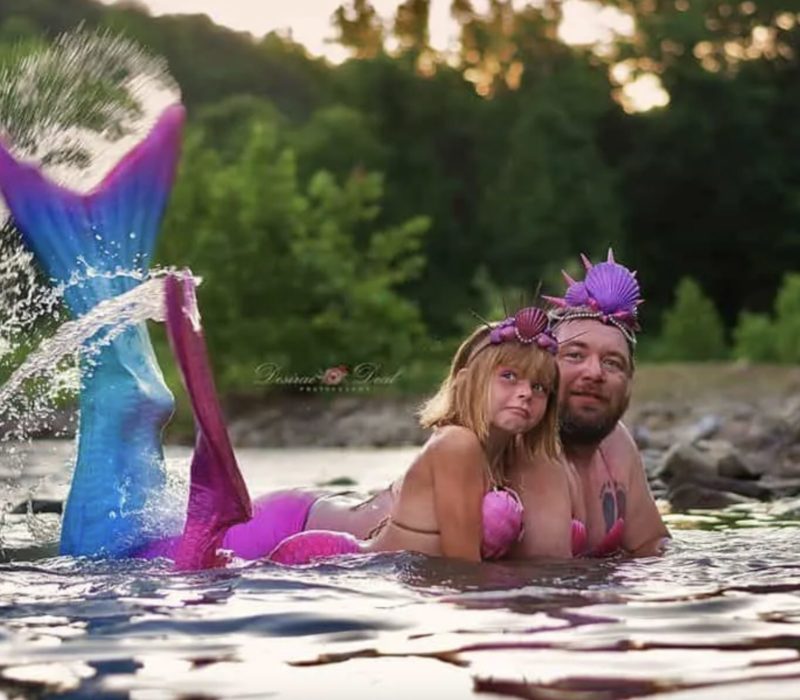 Vivez les moments hilarants capturés lors d'une séance photo de sirène d'un père pour l'anniversaire de sa fille