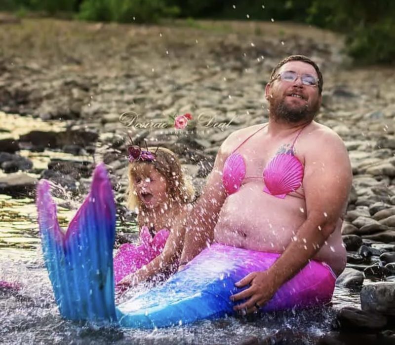 Vivez les moments hilarants capturés lors d'une séance photo de sirène d'un père pour l'anniversaire de sa fille