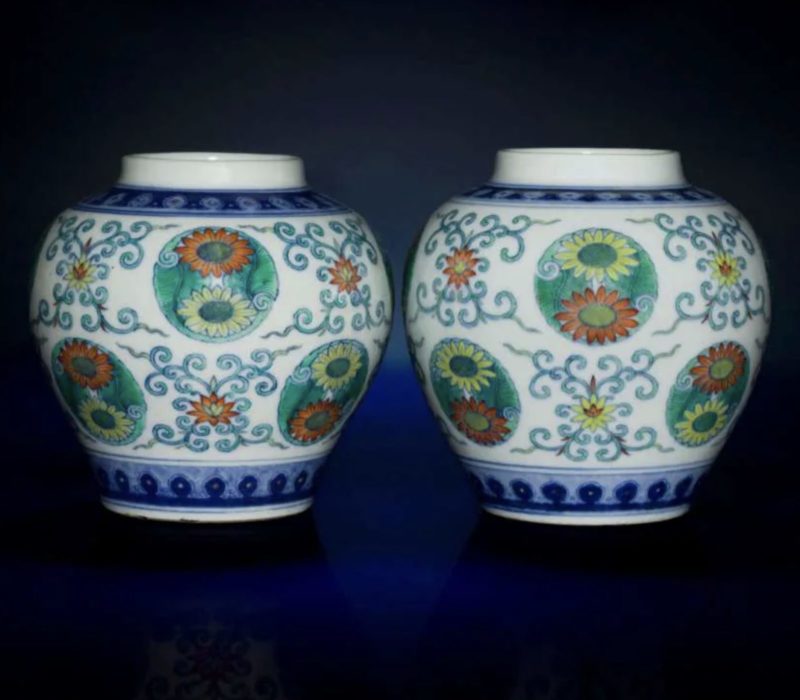 Deux pots de friperie que j'ai achetés pour 25 $ se sont avérés être de la poterie très précieuse et peu commune de la dynastie Qing